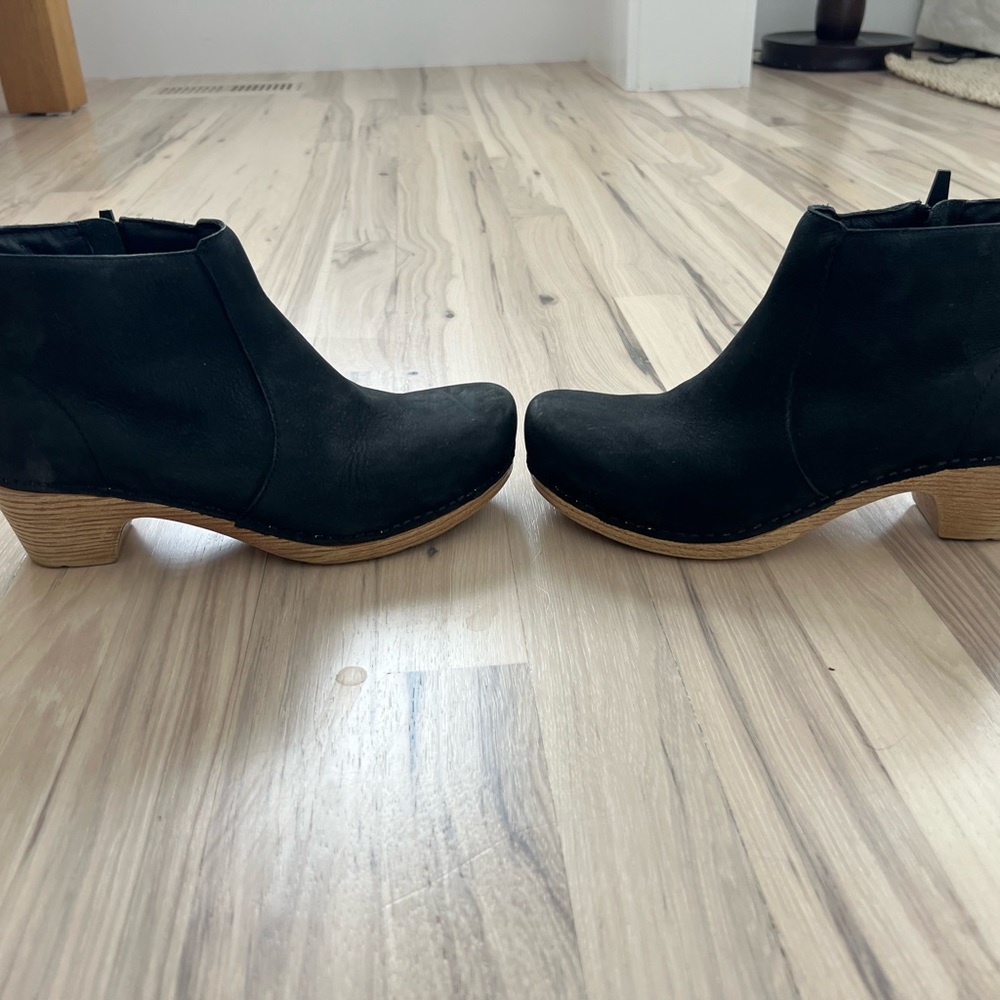 Dansko side zip boot. Size 37.  Very good condition.